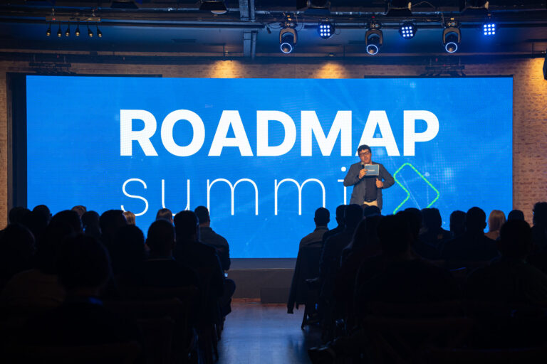 Jose JR en el escenario del Roadmap Summit visto desde el fondo del auditorio, con el público en primer plano