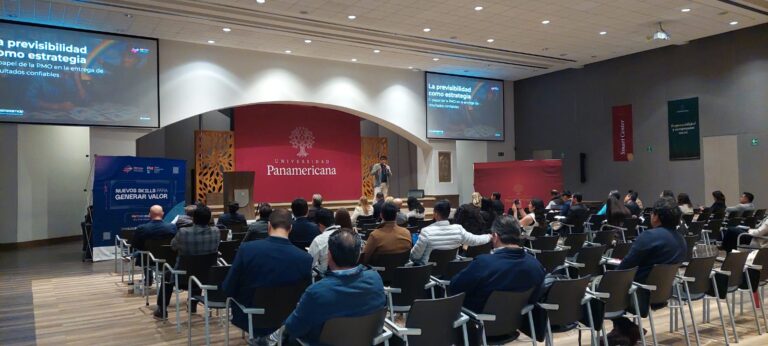 Jose JR dando una conferencia en el PMI Day México 2025, en la Universidad Panamericana
