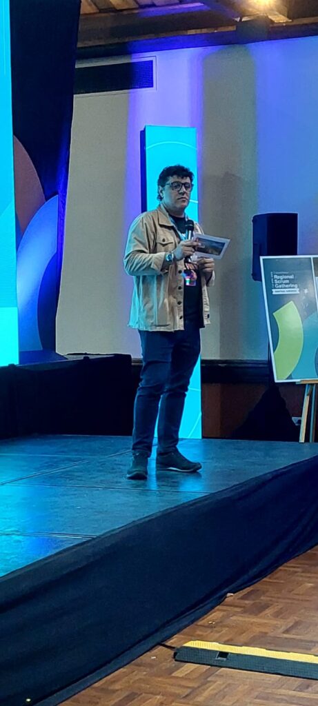 Jose JR dando una conferencia en el Scrum Gathering Central America, en Guatemala