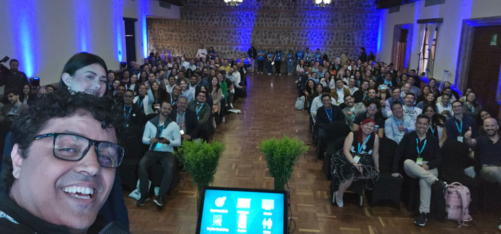 Jose JR en una selfie con el público en el Scrum Gathering Central America, en Guatemala